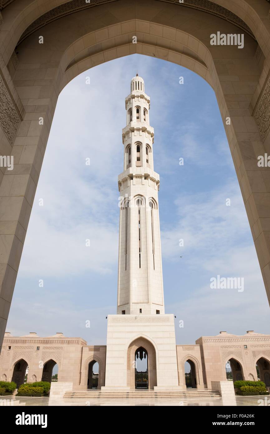 Blick auf die Sultan Qaboos Grand Mosque-Turm in Muscat, Oman Stockfoto