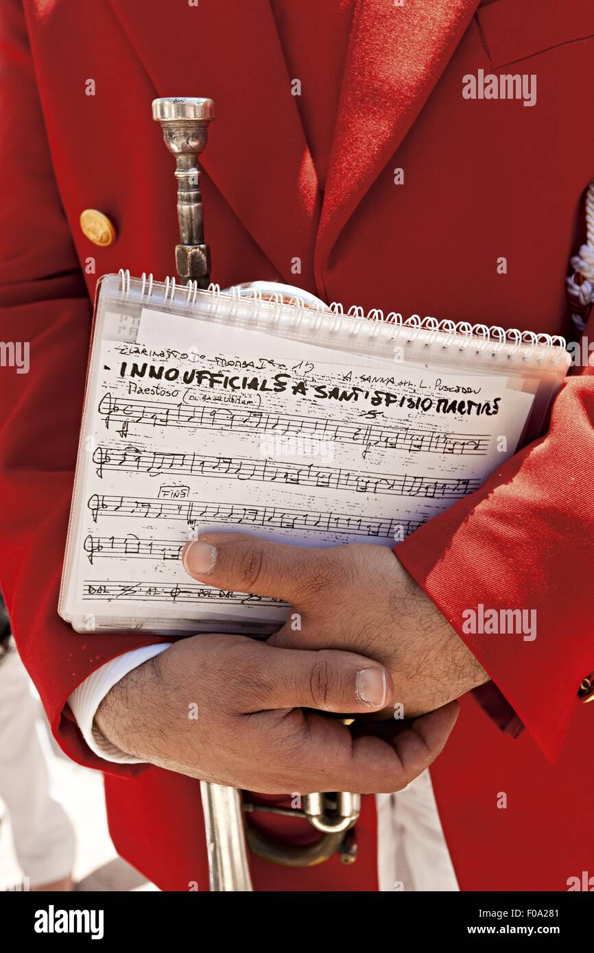 Nahaufnahme der Person, die Trompeter und Musiknote in Cagliar, Sardinien, Italien Stockfoto