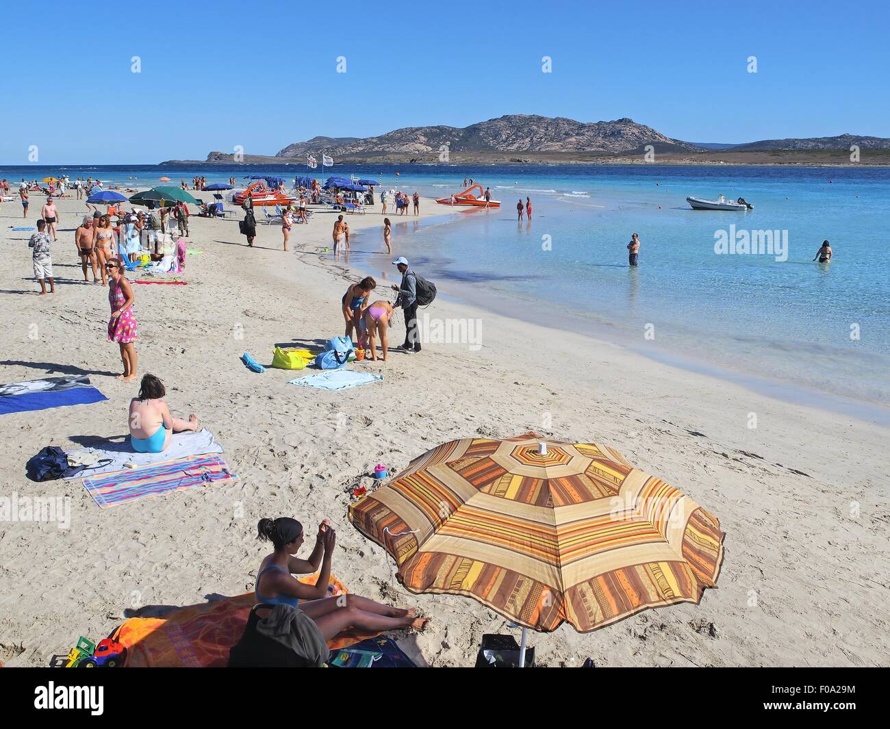 Menschen genießen im Spiaggia Della Pelosa, Halbinsel Stintino, Sardinien, Italien Stockfoto