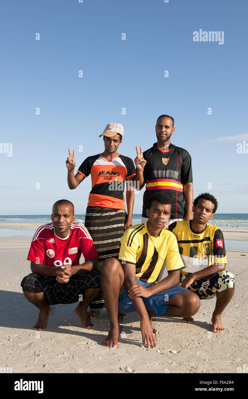 Fünf Menschen am Strand von Maghsil Bay in Salalah, Dhofar, Oman Stockfoto
