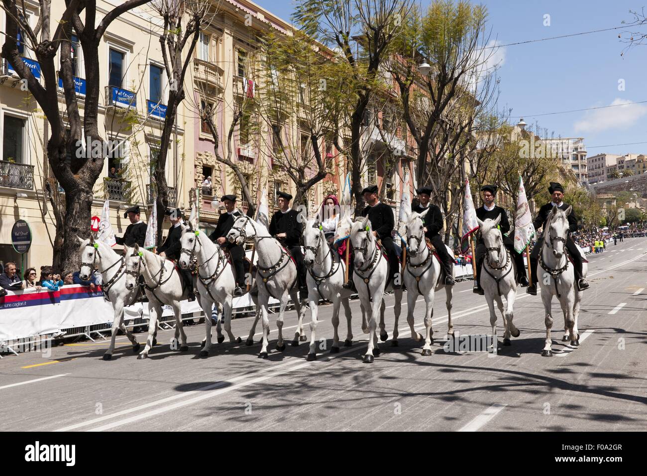 Menschen auf Häuser an der Prozession von Cagliari Sant ' Efisio auf Sardinien, Italien Stockfoto