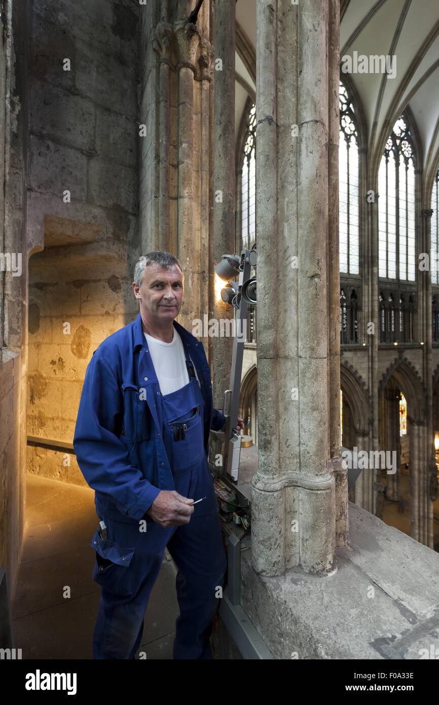 Elektriker Rolf Ackermann im Mittelschiff des Doms, Köln Stockfoto