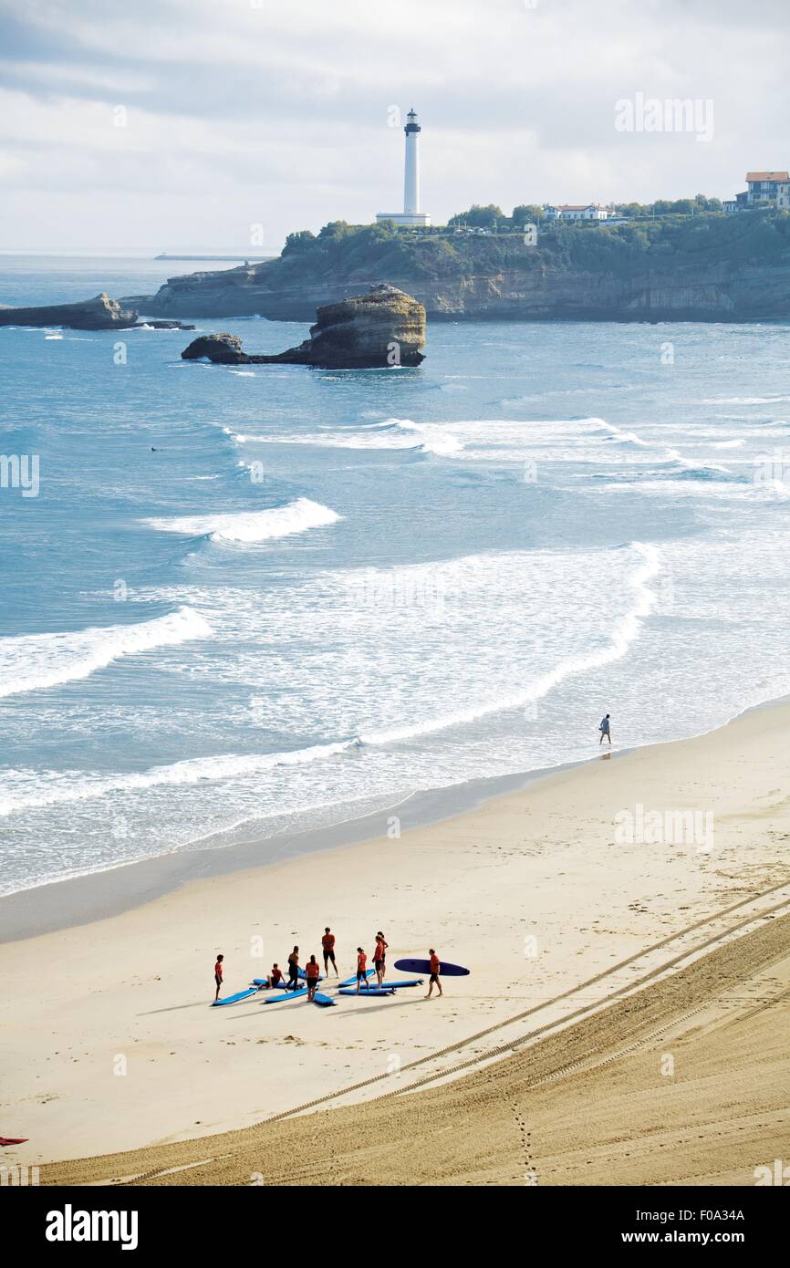 Menschen mit Surfbrettern am Strand in Biarritz, Frankreich Stockfoto