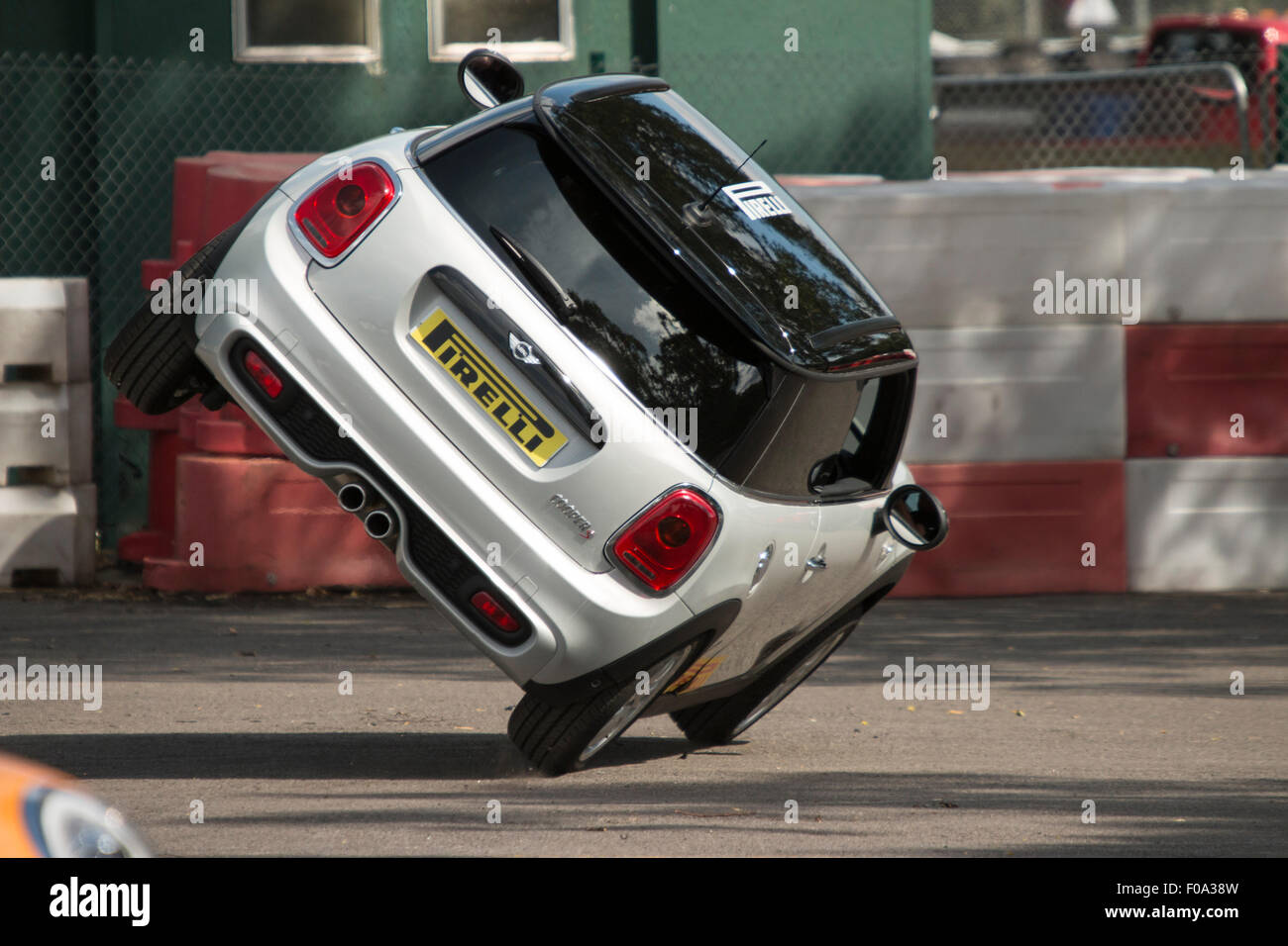 Russ Swift berühmter Autofahrer, der seinen BMW Mini auf 2 Räder auf der Rennstrecke in Oulton Park setzt. Stockfoto