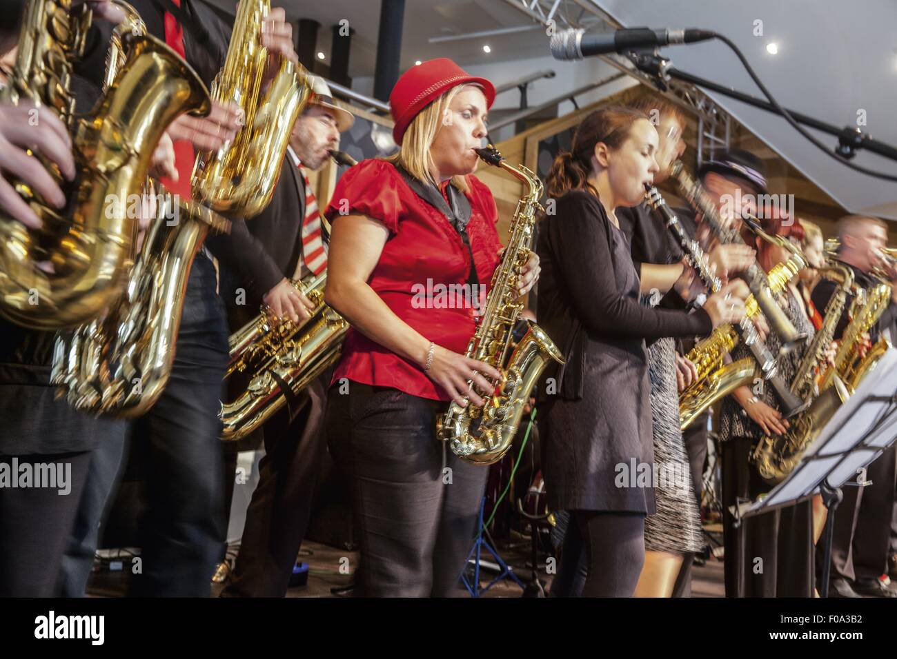 Personen in einer Gruppe spielt Trompete in Millennium Centre in Cardiff, Wales, UK Stockfoto