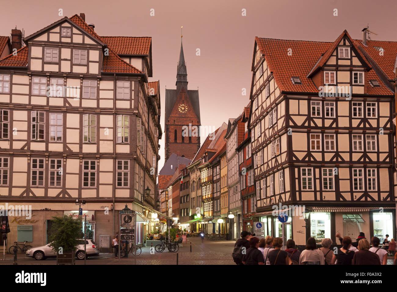 Blick auf Marktkirche und Fachwerkhäusern auf Kramer Street, Hannover, Deutschland Stockfoto