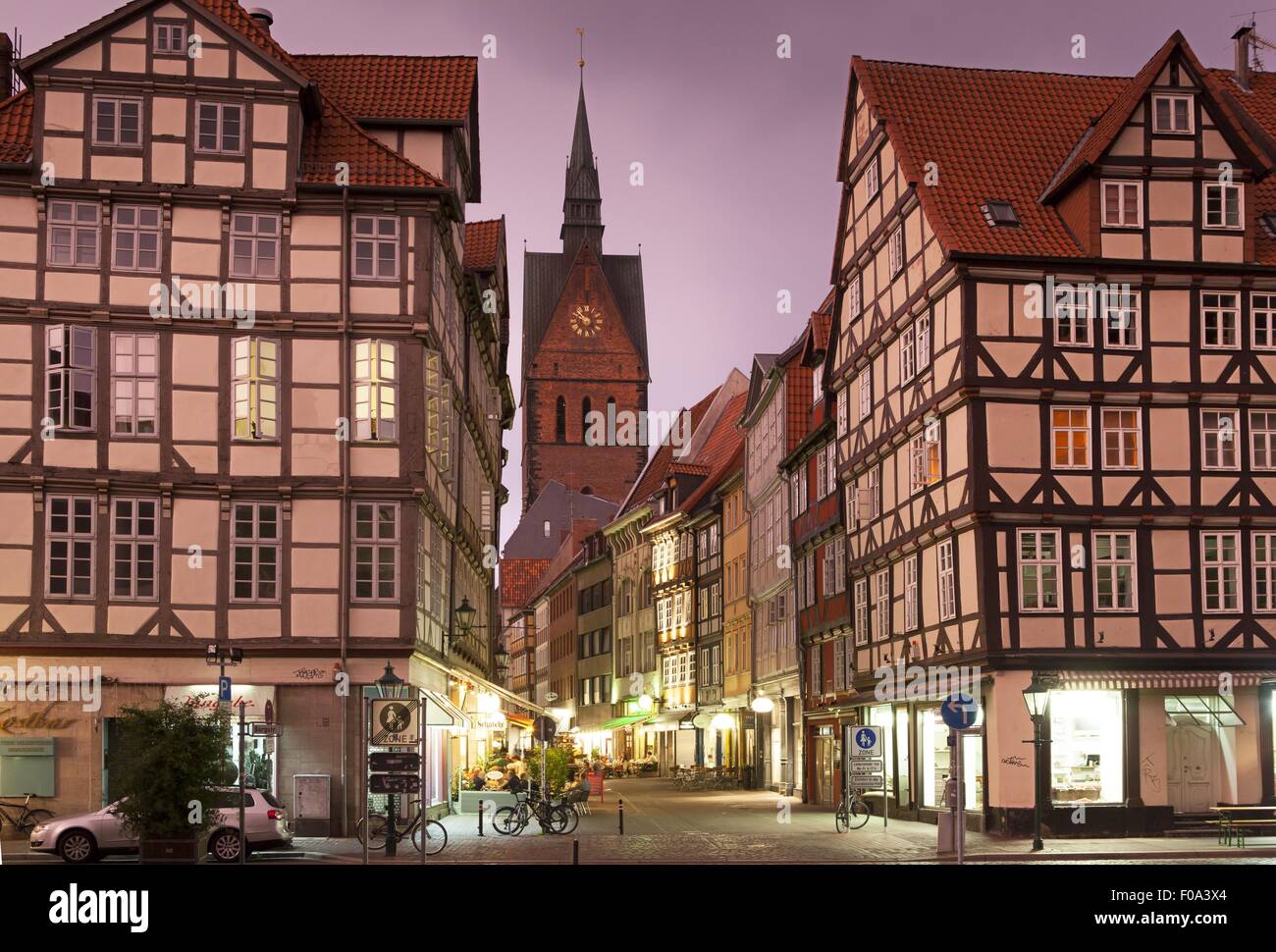 Blick auf Marktkirche und Fachwerkhäusern auf Kramer Street, Hannover, Deutschland Stockfoto