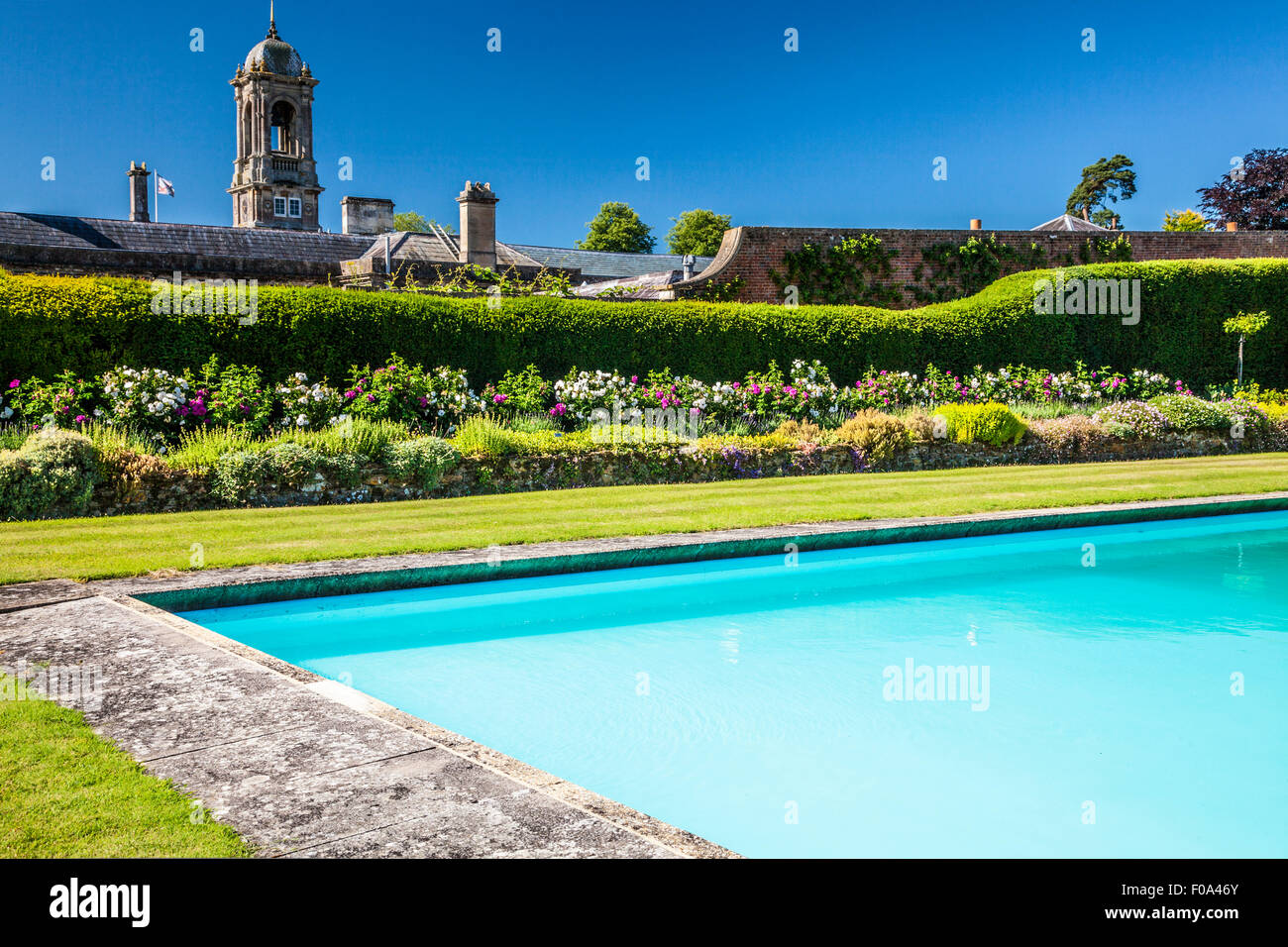 Das Schwimmbad im ummauerten Garten der Bowood House in Wiltshire. Stockfoto
