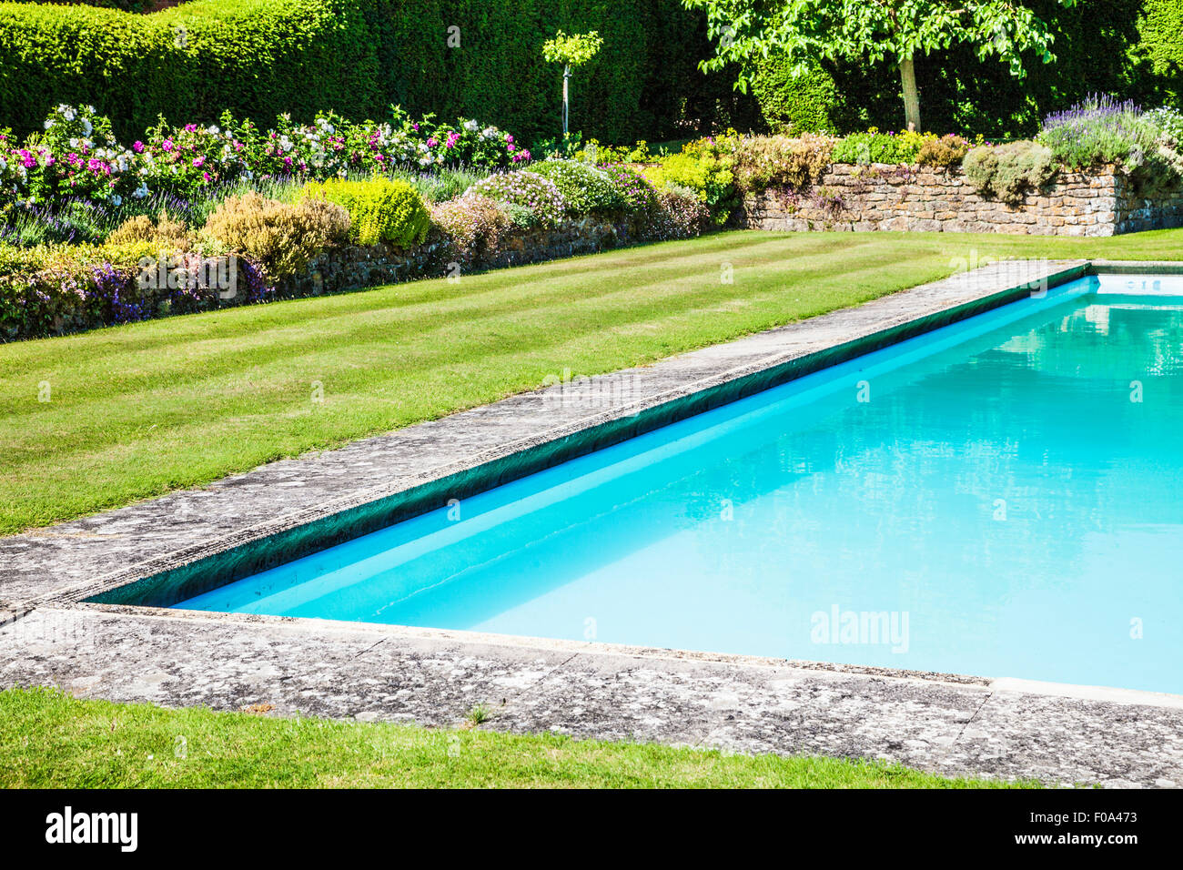 Das Schwimmbad im ummauerten Garten der Bowood House in Wiltshire. Stockfoto