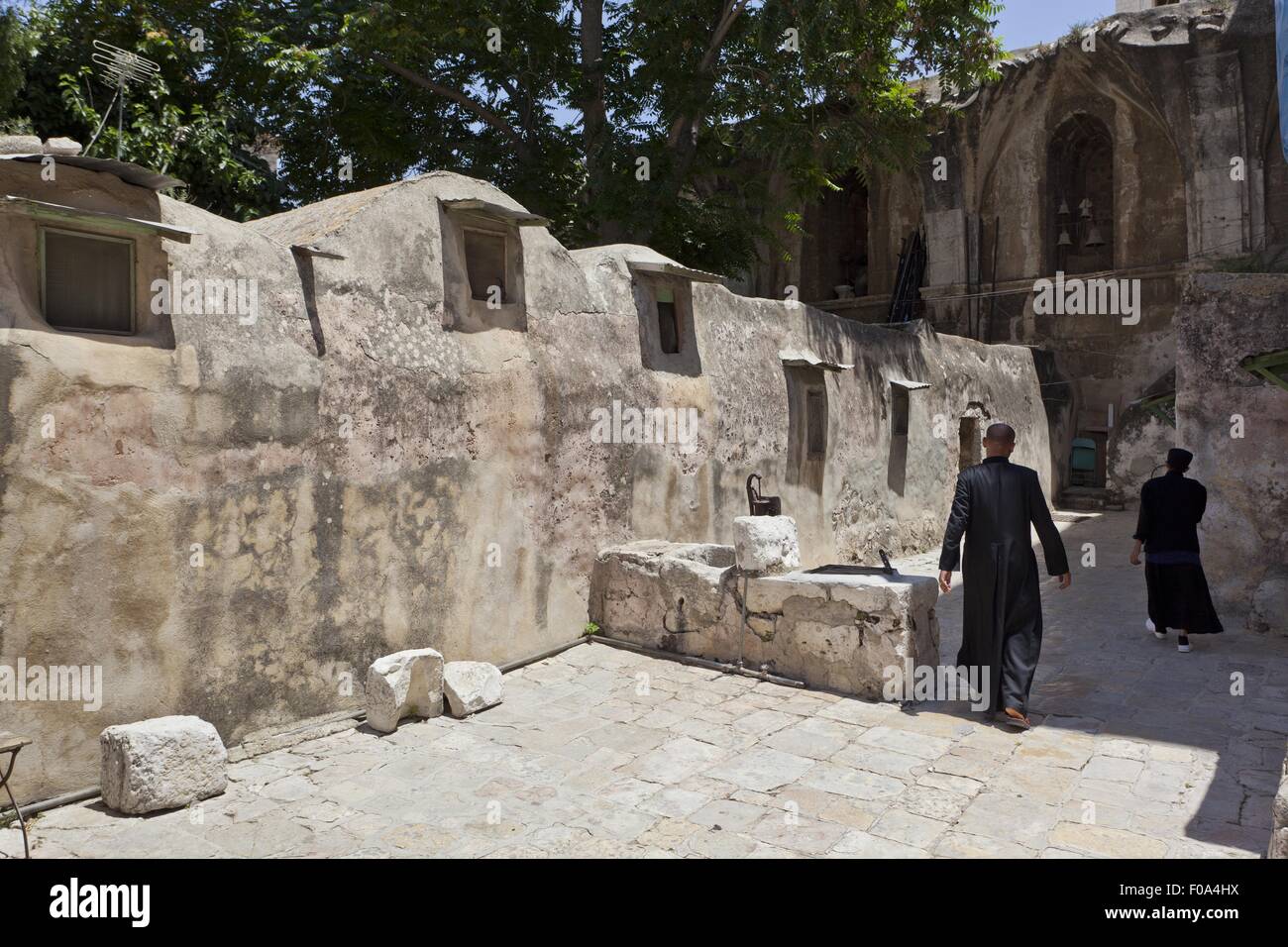 Äthiopische Mönche zu Fuß in der Grabeskirche, Jerusalem, Israel Stockfoto