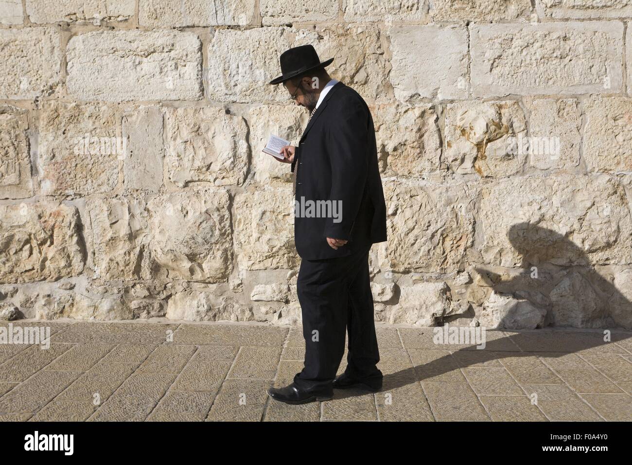 Seitenansicht des jüdischen Mann liest neben Wand, Jüdisches Viertel, Jerusalem, Israel Stockfoto