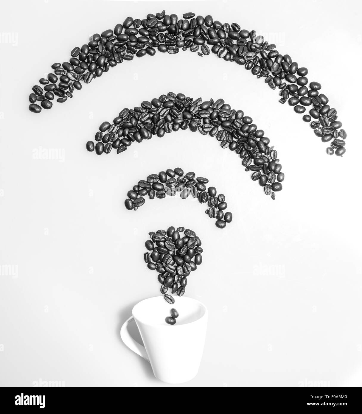 WiFi Internet Verbindungssymbol gemacht mit Kaffeebohnen Stockfoto