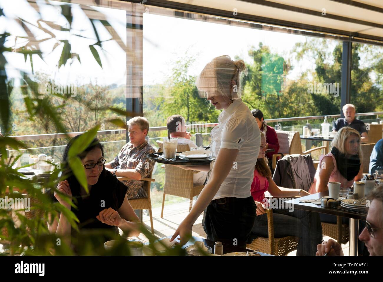 Leute sitzen auf der Terrasse im Café des Bolero Bar, Kassel, Hessen,  Deutschland Stockfotografie - Alamy