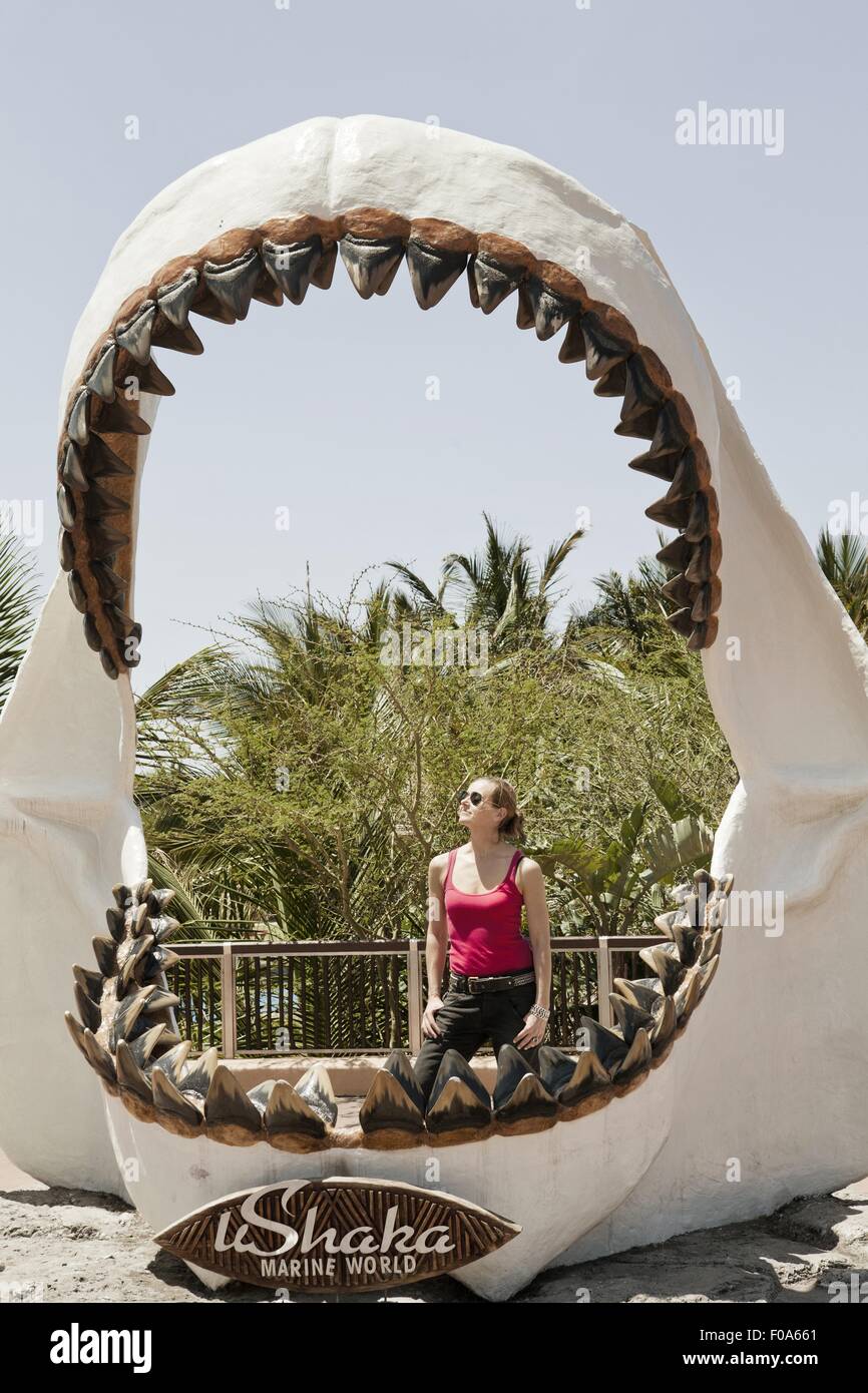 Frau betrachten Hai Maul Bildhauerei an der uSharke Marine World, Durban, Südafrika Stockfoto