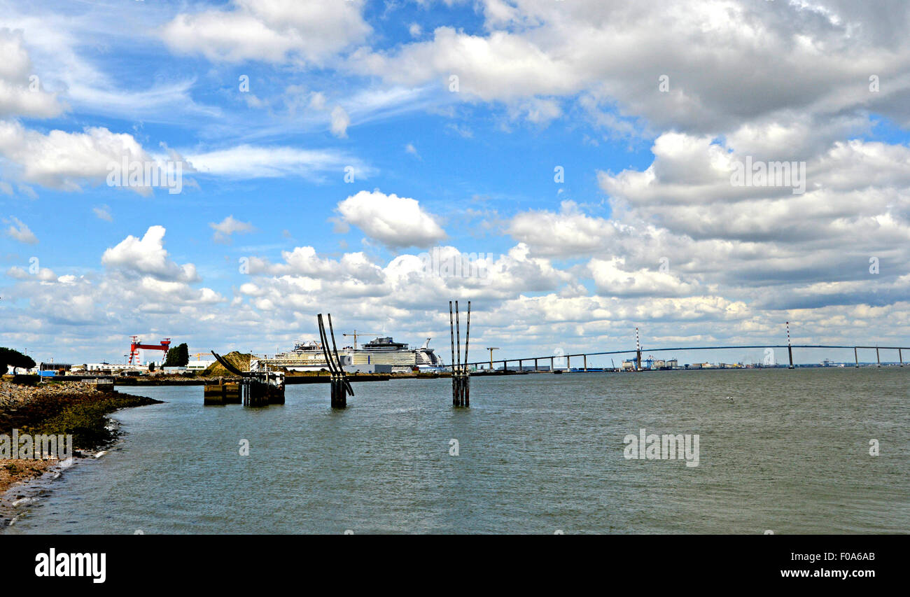 Kreuzfahrtschiff im Bau- und Saint-Nazaire-Brücke Loire Atlantique Pays De La Loire-Frankreich Stockfoto