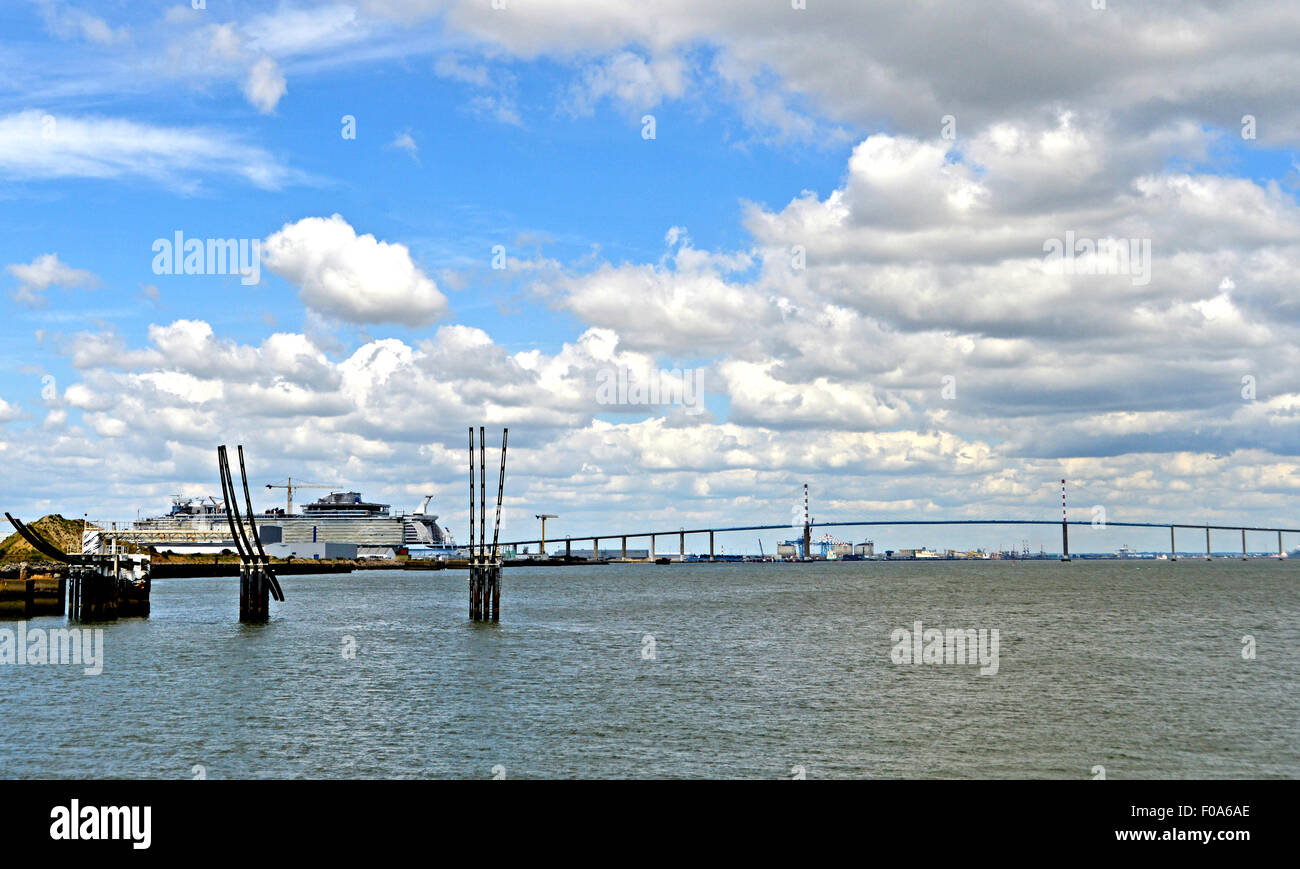 Kreuzfahrtschiff im Bau- und Saint-Nazaire-Brücke Loire Atlantique Pays De La Loire-Frankreich Stockfoto