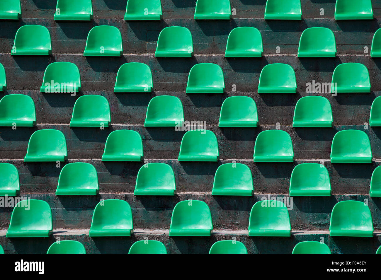 Bild des grünen Kunststoff Stadionsitze in Reihen. Die Sitze sind der Rahmen als Hintergrund gefüllt. Dies ist ein Tag-Schuss von einem leeren stadi Stockfoto