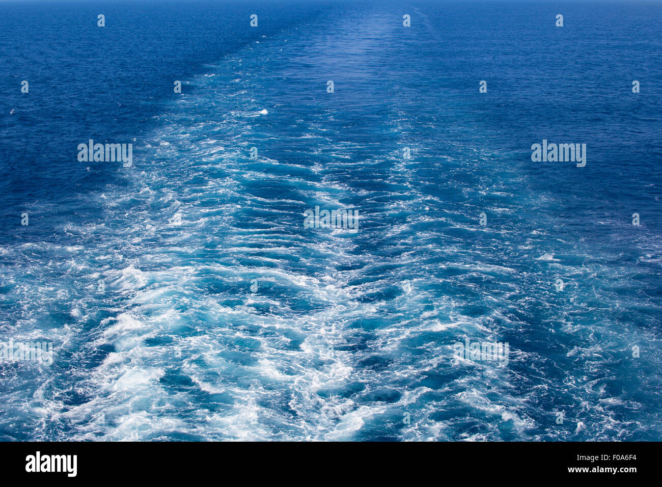 Bild von einem Wake im Meer, während der Bewegung durch große Schiffsschrauben verursacht. Stockfoto