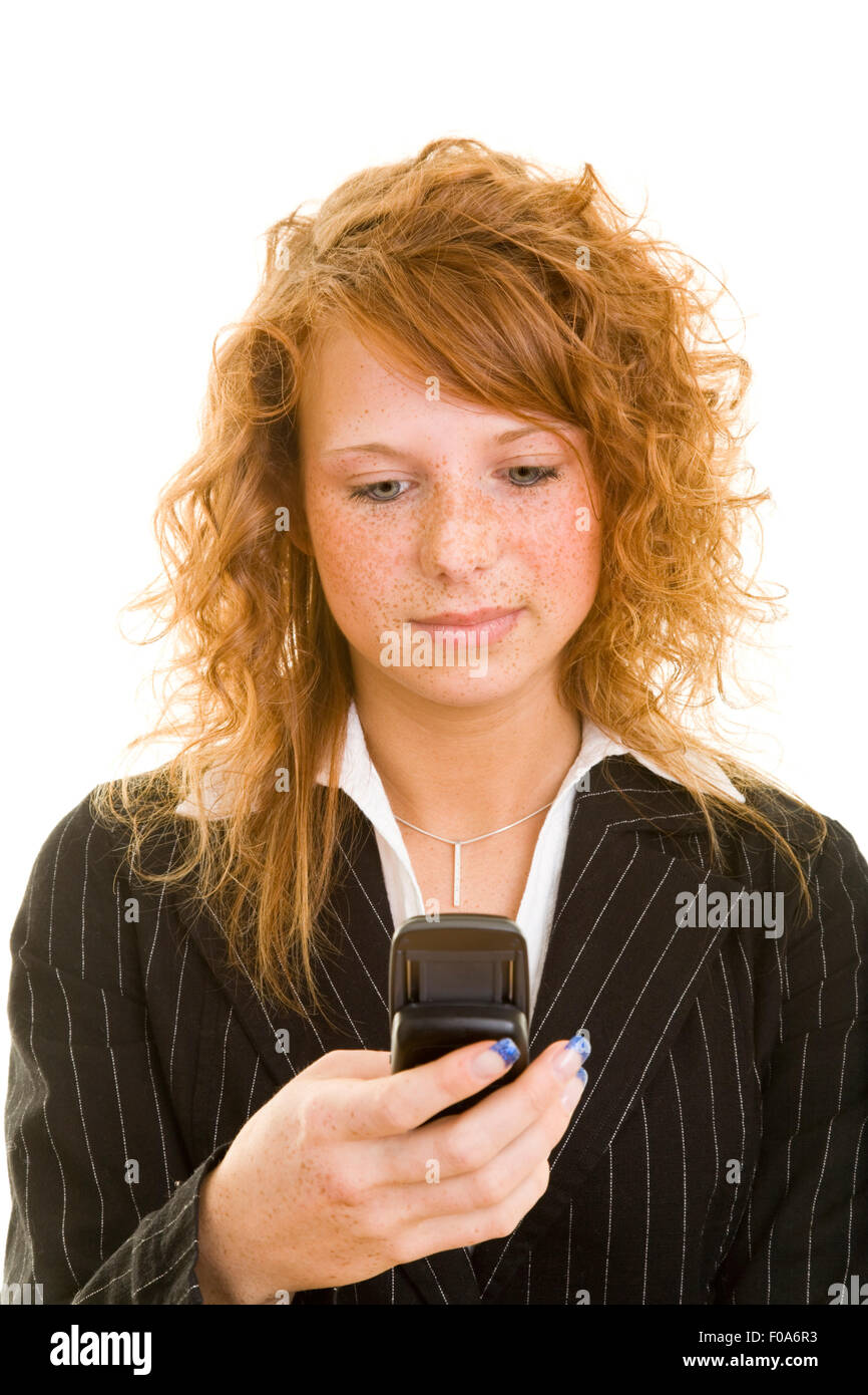 Junge Geschäftsfrau eine SMS auf ihrem Handy lesen Stockfoto
