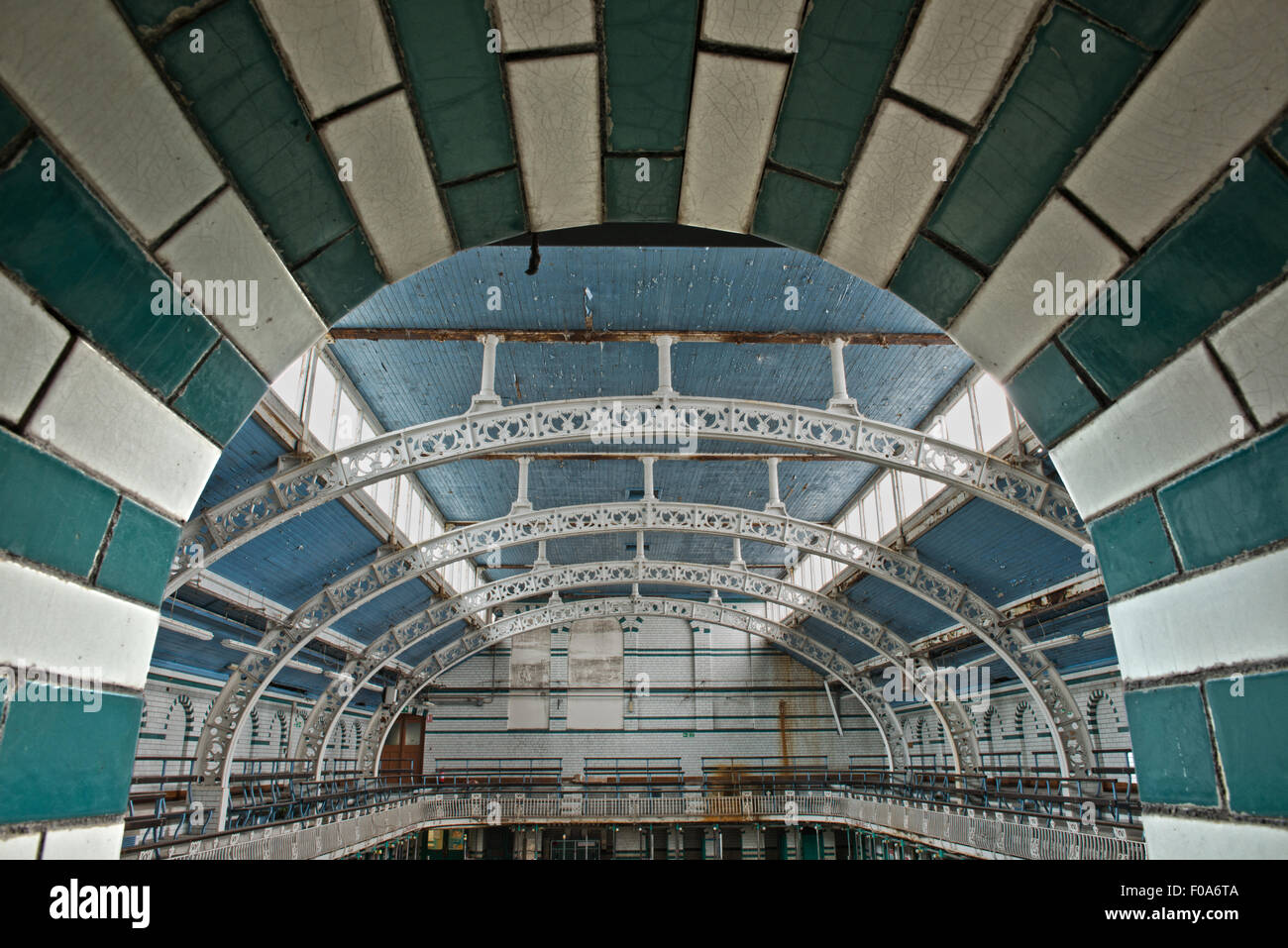 Der geschlossene Hauptpool in Moseley Road Schwimmbäder, Balsall Heath, Birmingham, UK Stockfoto