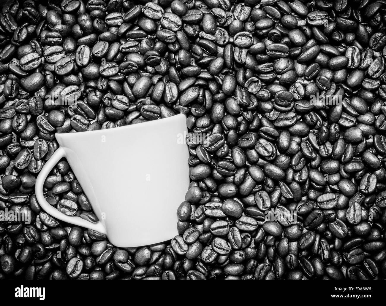 Kaffee Tasse stecken in den Kaffeebohnen Stockfoto