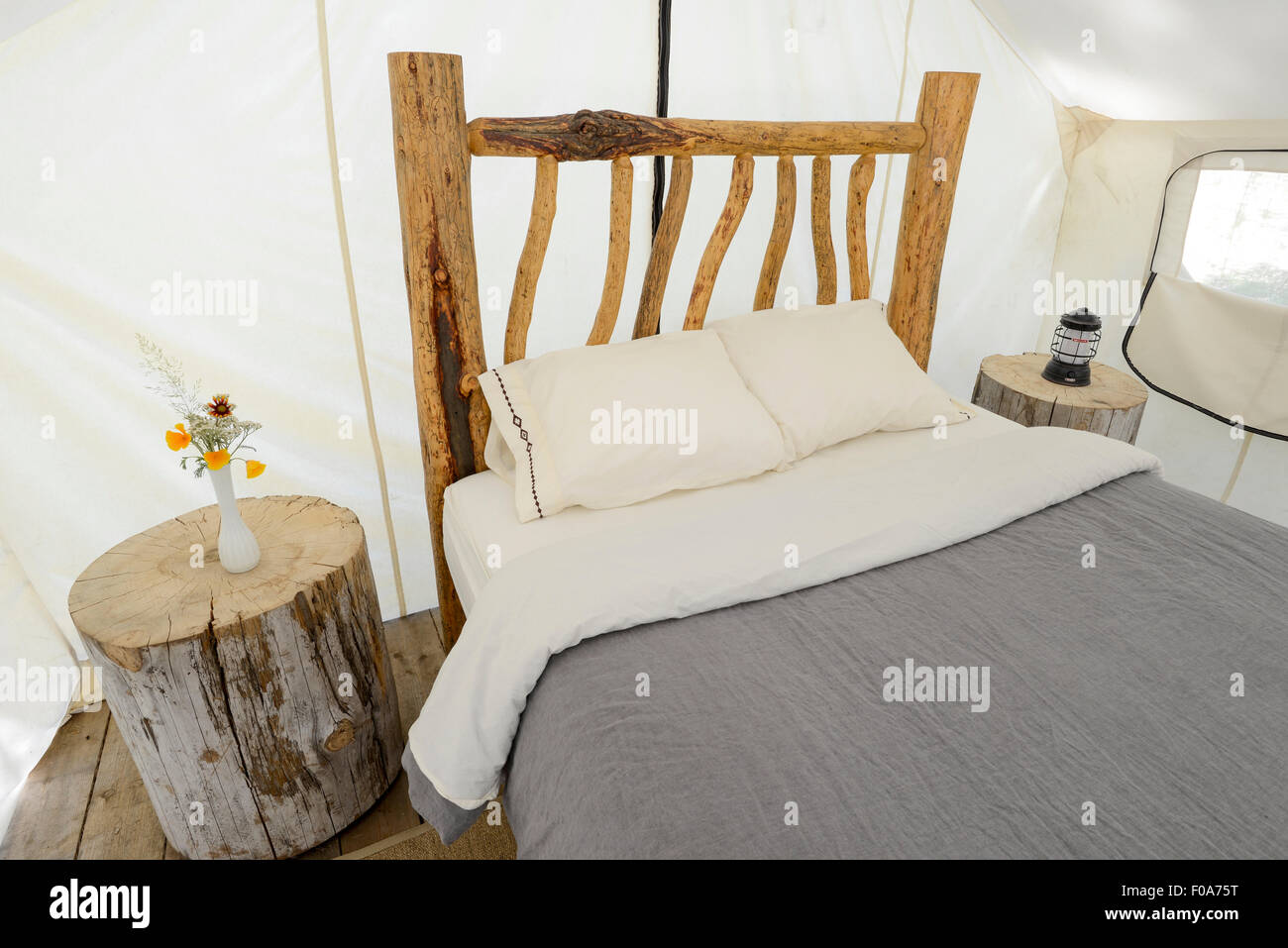 Ein Zelt in der Minam River Lodge in Oregon Wallowa Mountains Bett anmelden. Stockfoto