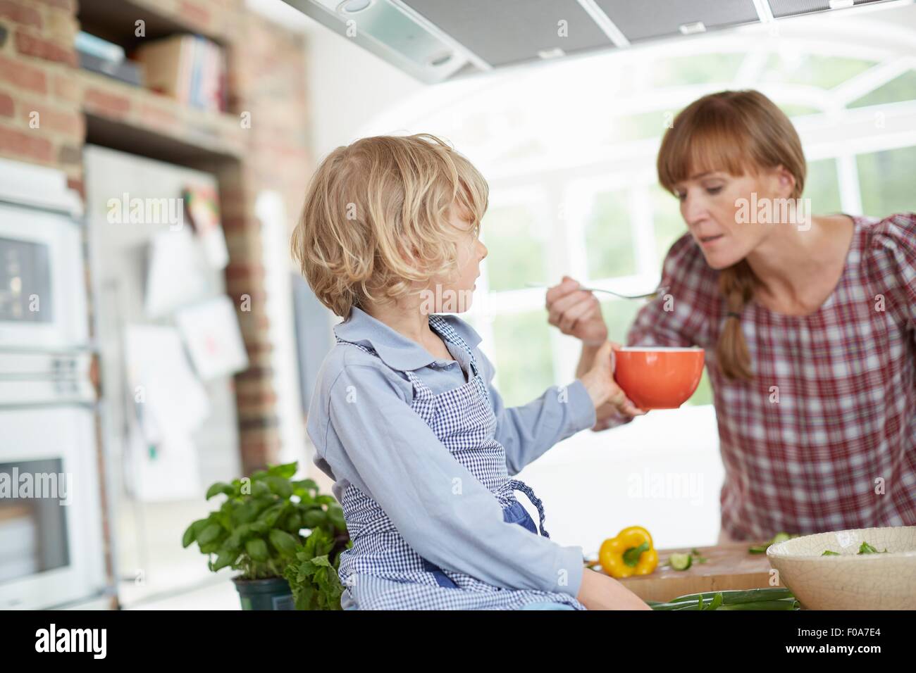 Mutter und Sohn, die Zubereitung in der Küche Stockfoto