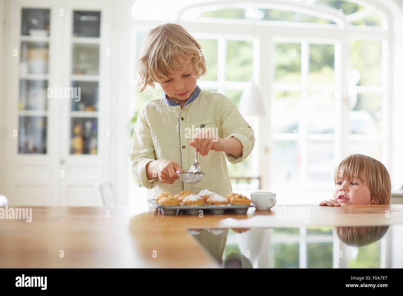Jungen machen Cupcakes in Küche Stockfoto