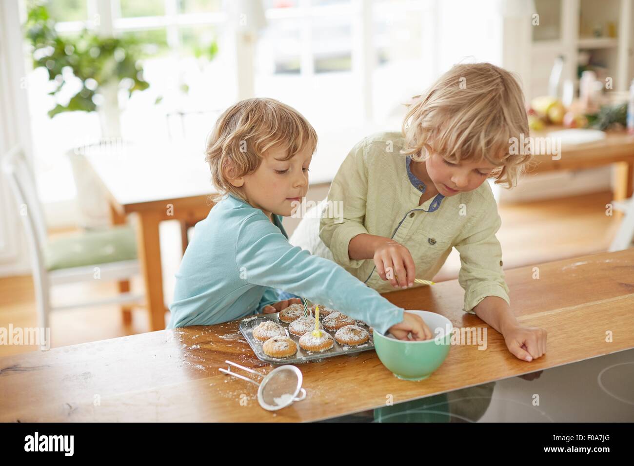 Jungen machen Cupcakes in Küche Stockfoto