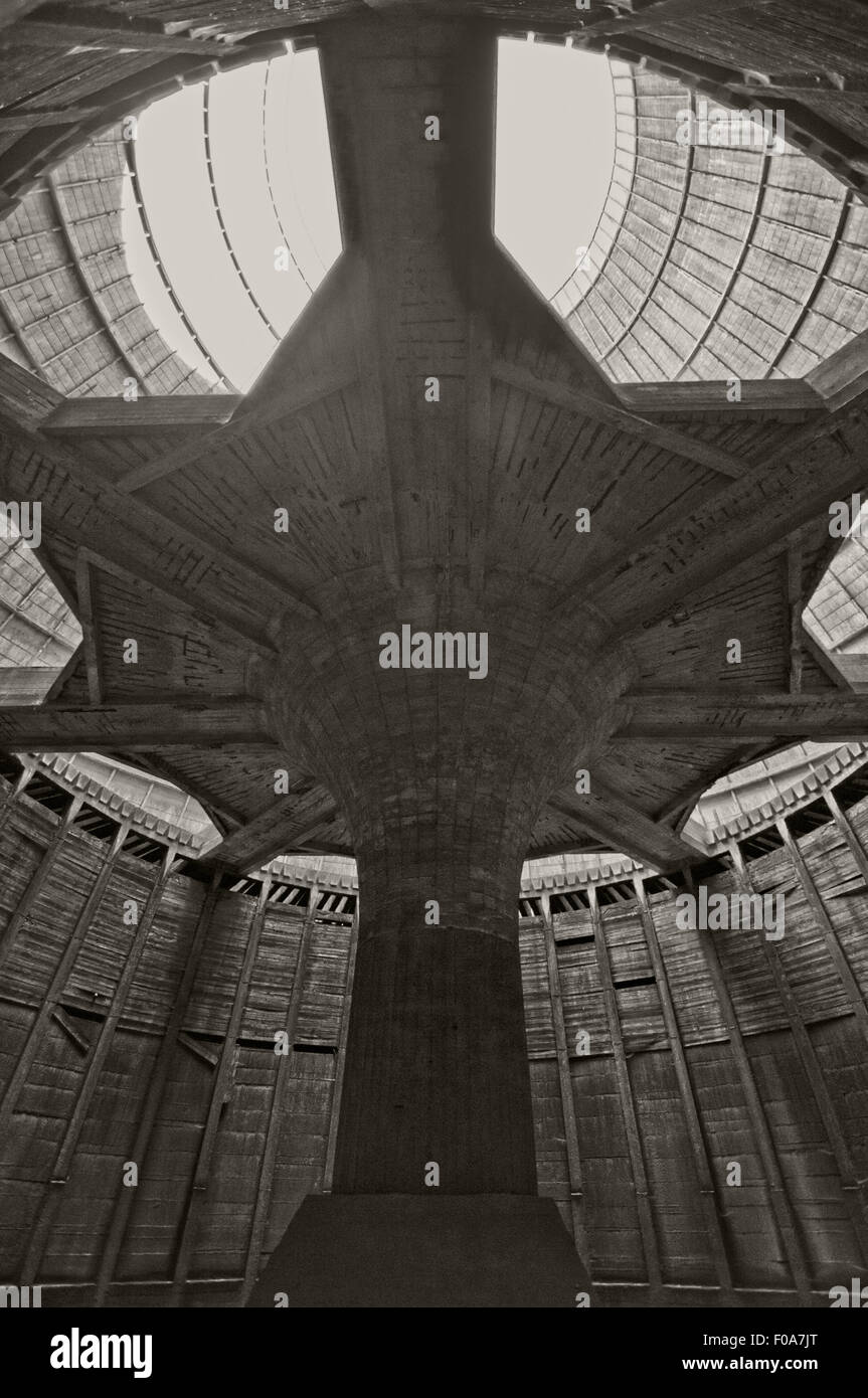 In der futuristischen suchen IM Kühlturm neben dem Gelände des IM Kraftwerk, Monceau-Sur-Sambre, Charleroi Stockfoto