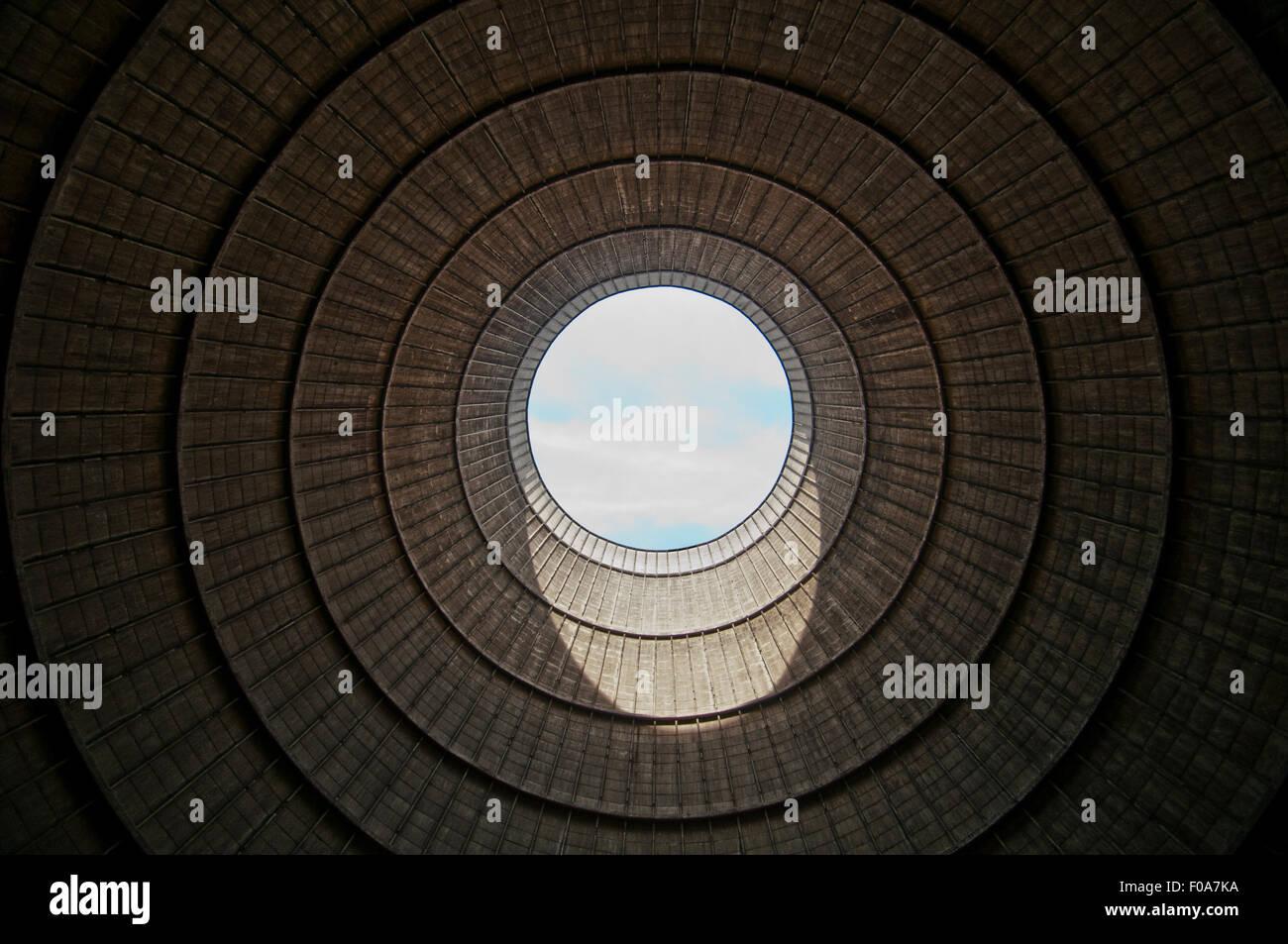 In der futuristischen suchen IM Kühlturm neben dem Gelände des IM Kraftwerk, Monceau-Sur-Sambre, Charleroi Stockfoto