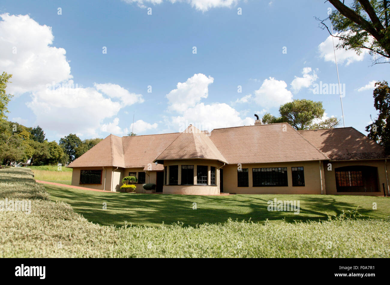 Touristen schauen Sie sich die Geschichte der verfügbaren Informationen am Liliesleaf Farm im nördlichen Johannesburg, Südafrika.  Der Farm verwendet Stockfoto