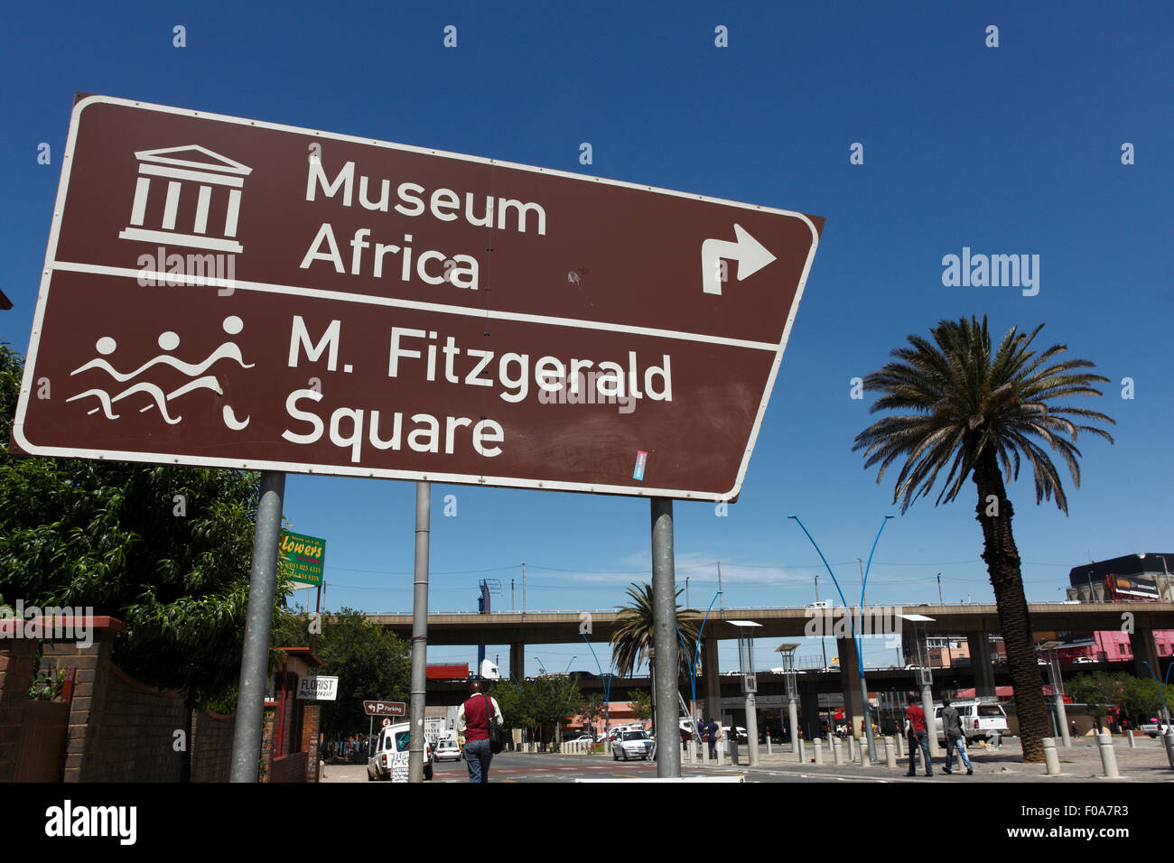 Afrika Museum und Mary Fitzgerald Square touristischen Zeichen. Newtown im Bereich der Innenstadt von Johannesburg, Südafrika.  Bild von Zute Li Stockfoto