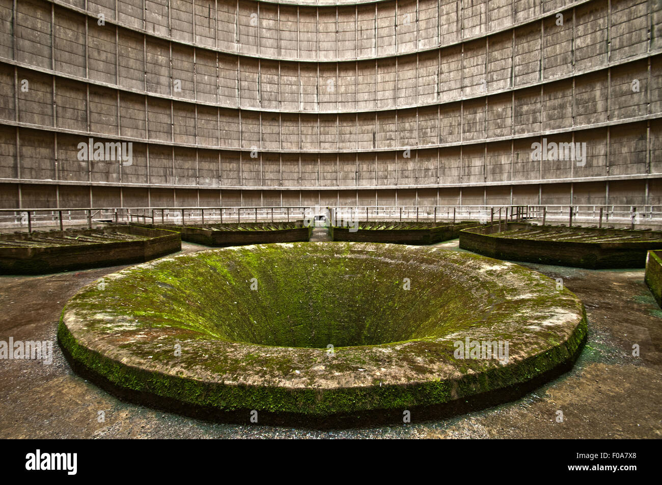 In der futuristischen suchen IM Kühlturm neben dem Gelände des IM Kraftwerk, Monceau-Sur-Sambre, Charleroi Stockfoto