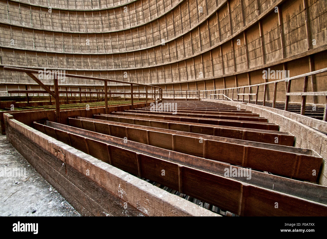 In der futuristischen suchen IM Kühlturm neben dem Gelände des IM Kraftwerk, Monceau-Sur-Sambre, Charleroi Stockfoto
