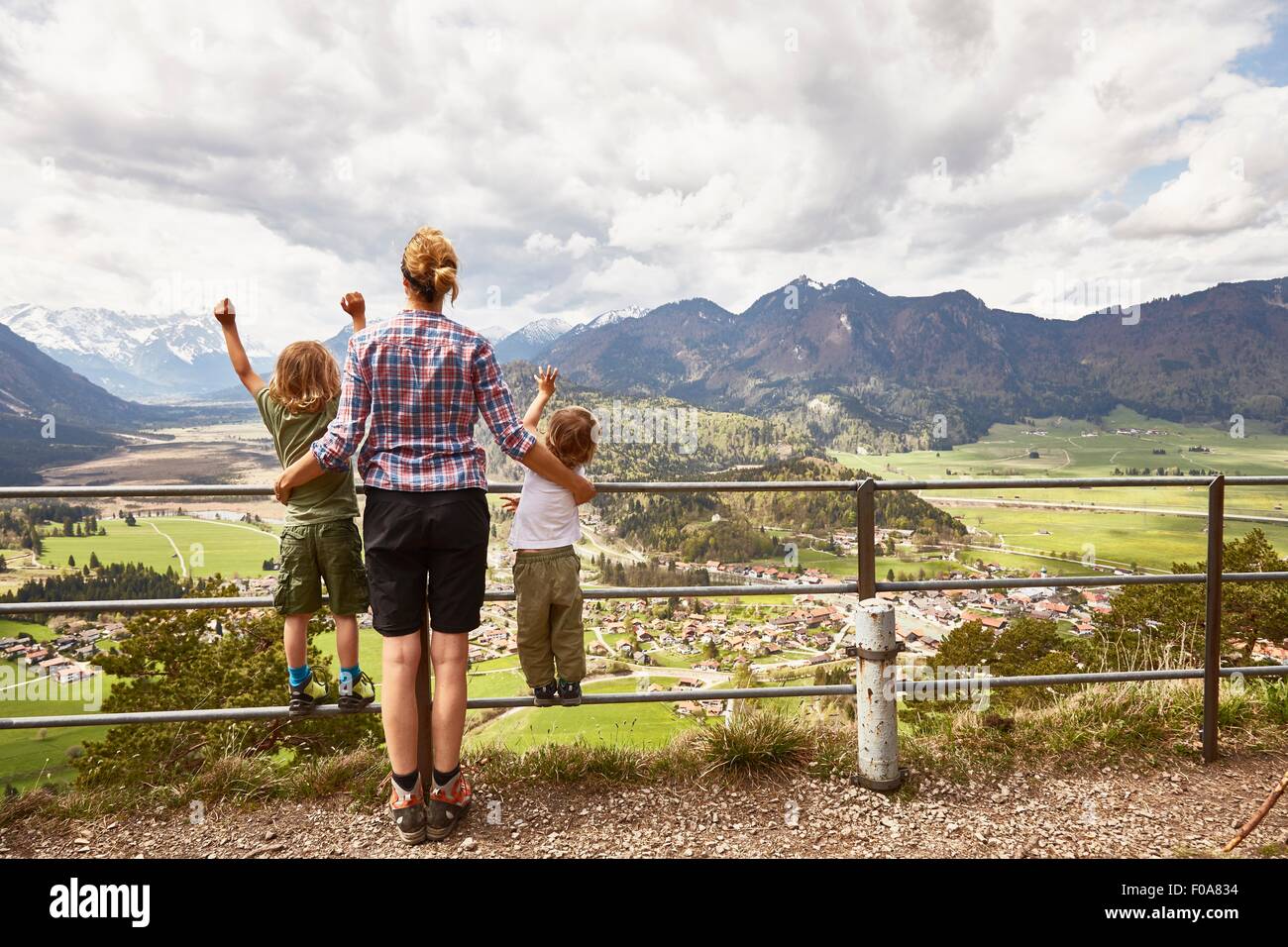 Mutter und Söhne Blick auf Berge, Rückansicht, Garmisch-Partenkirchen, Bayern, Deutschland Stockfoto