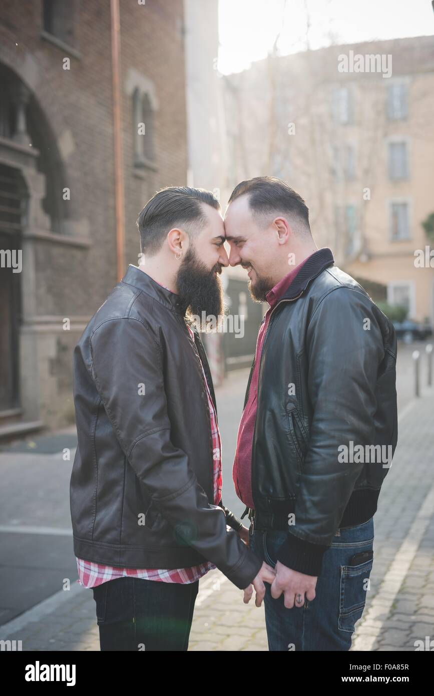 Gay paar Hand in Hand und rieb sich die Nase auf Straße Stockfoto