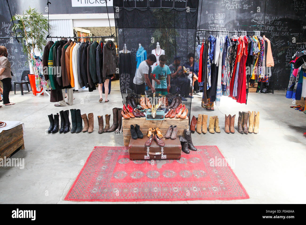 Südafrika, Johannesburg, Maboneng Bezirk, Kunst am Main. Shopper am Sonntagsmarkt für Vintage-Mode. Foto: © Zute Stockfoto