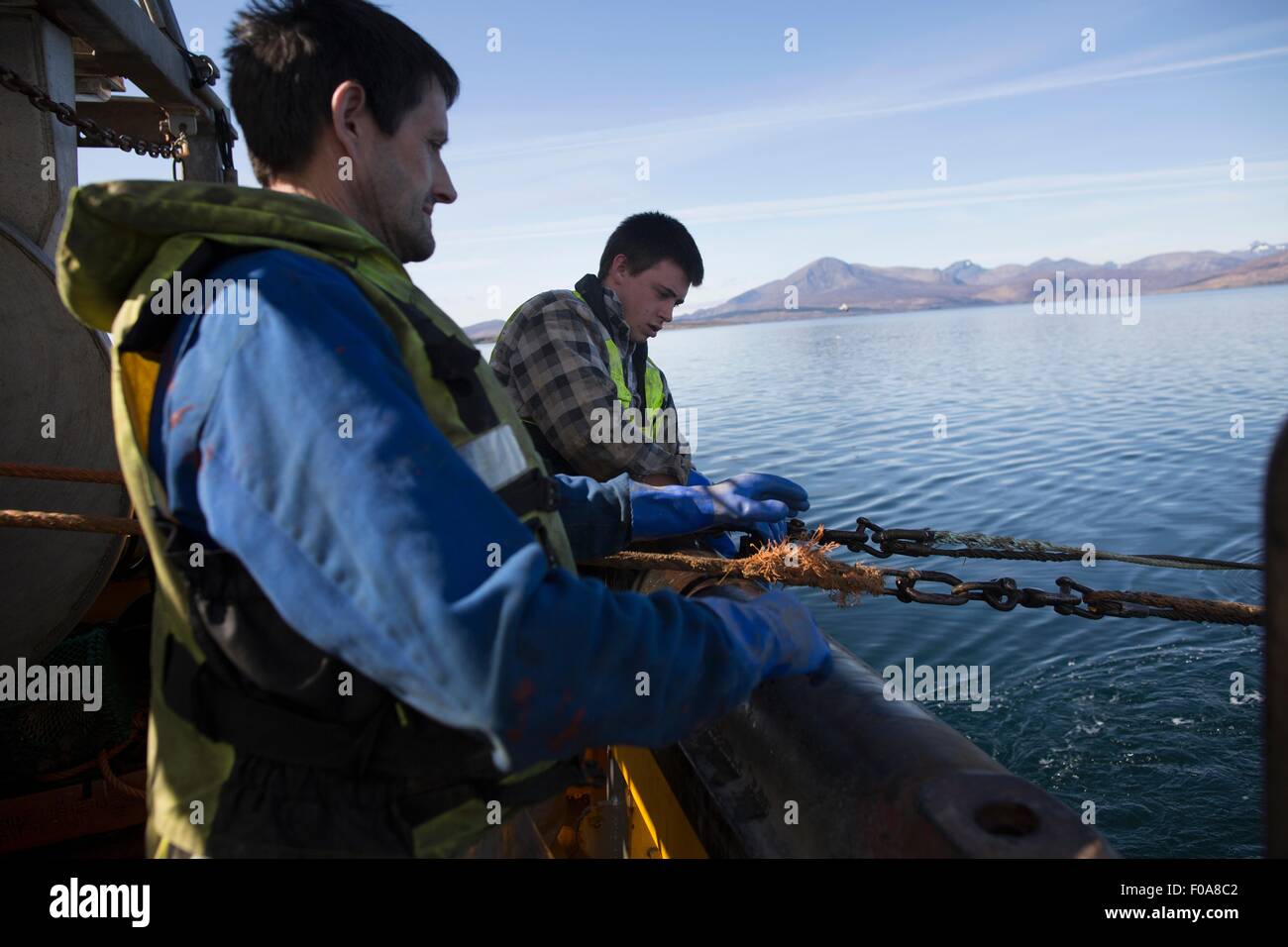Fischer, die Freigabe Net ins Meer, Isle Of Skye, Schottland Stockfoto