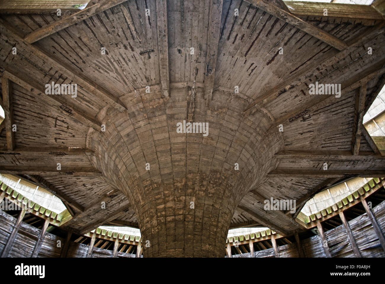 In der futuristischen suchen IM Kühlturm neben dem Gelände des IM Kraftwerk, Monceau-Sur-Sambre, Charleroi Stockfoto