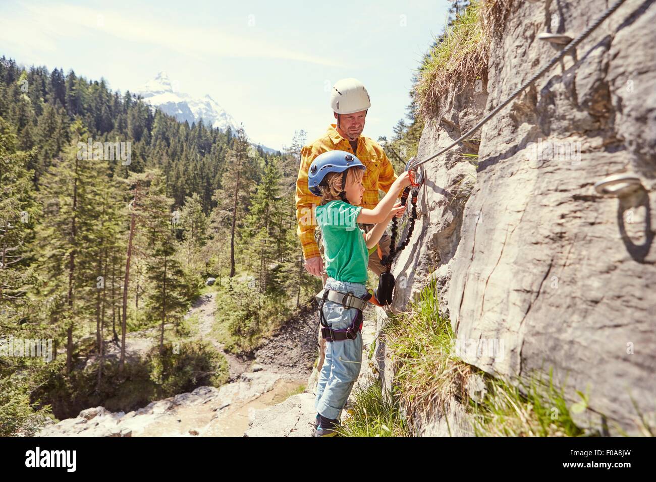 Vater und Kind Klettern, Ehrwald, Tirol, Österreich Stockfoto