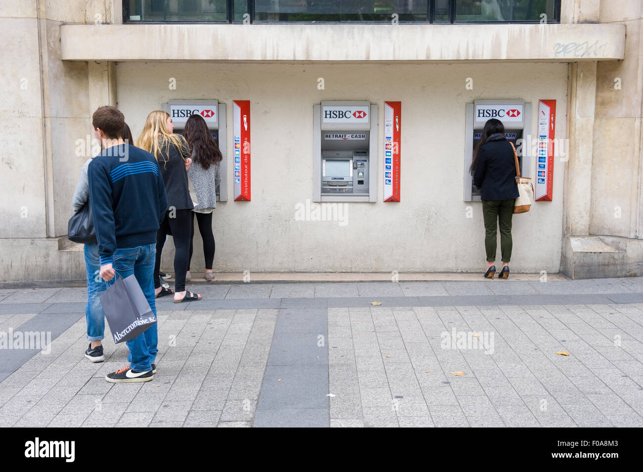 PARIS, Frankreich - 28. Juli 2015: Menschen warten auf einen Geldautomaten Geld abheben auf einer Straße in Paris in Frankreich. Stockfoto