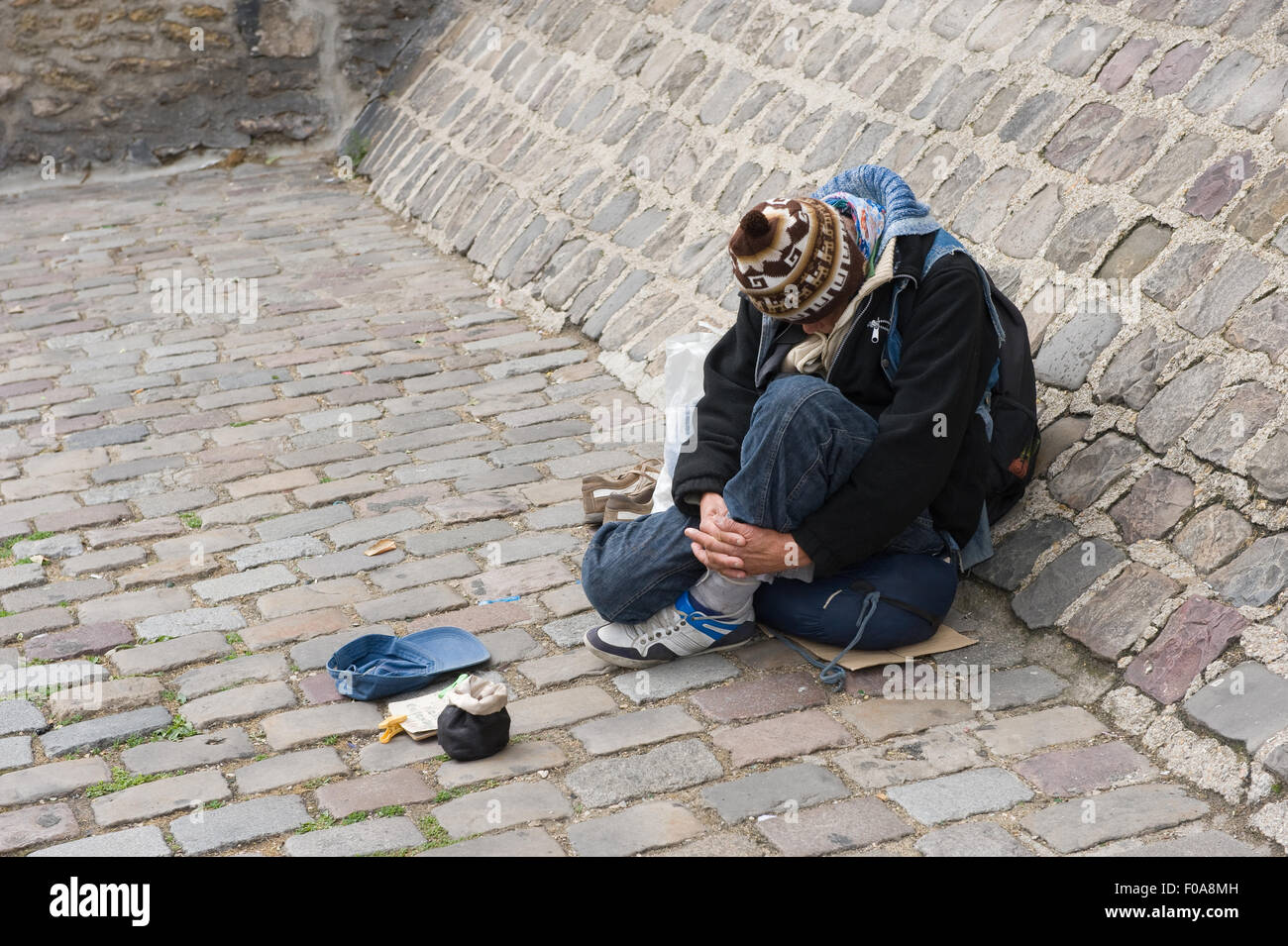 PARIS, Frankreich - 27. Juli 2015: Ein Obdachloser sitzt und betteln um Geld auf einer Straße in Paris in Frankreich Stockfoto