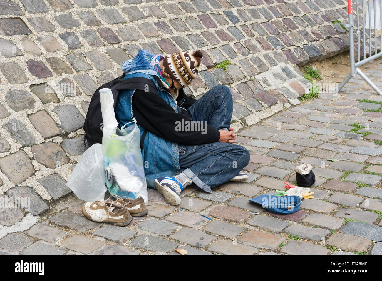 PARIS, Frankreich - 27. Juli 2015: Ein Obdachloser sitzt und betteln um Geld auf einer Straße in Paris in Frankreich Stockfoto