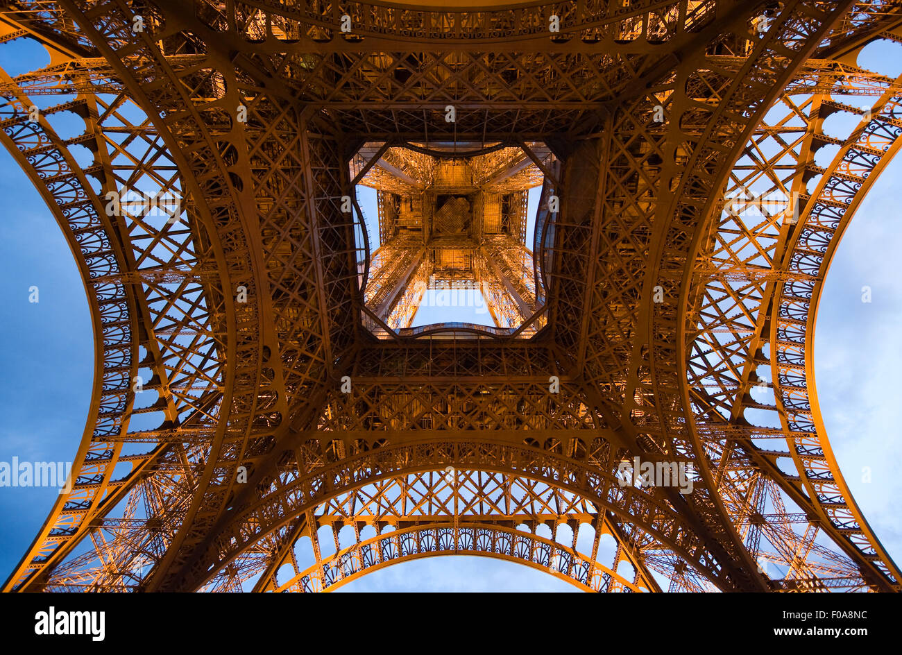 Der Eiffelturm in der Dämmerung in Paris in Frankreich Stockfoto