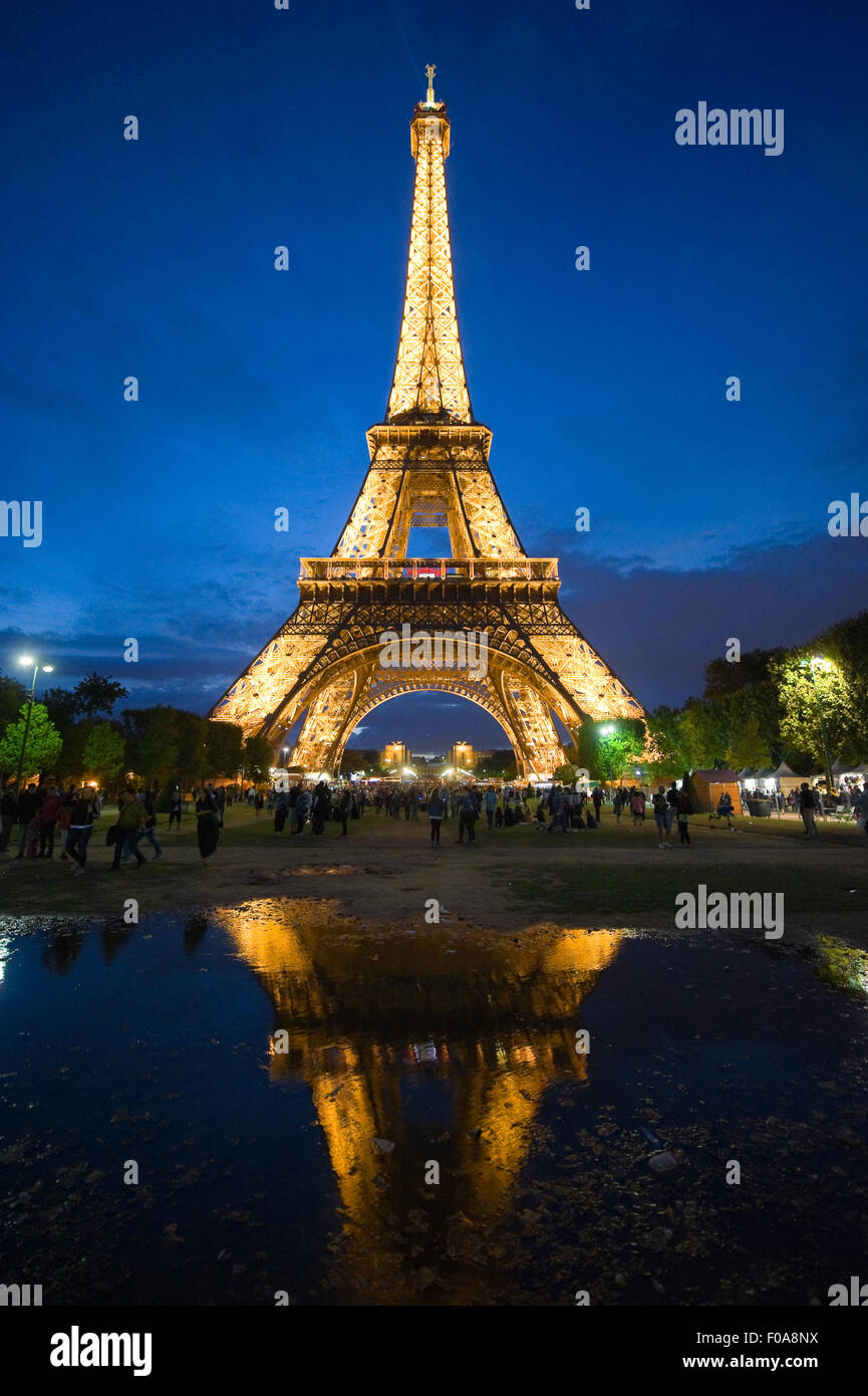 Touristen besuchen den Eiffelturm in der Dämmerung in Paris in Frankreich Stockfoto