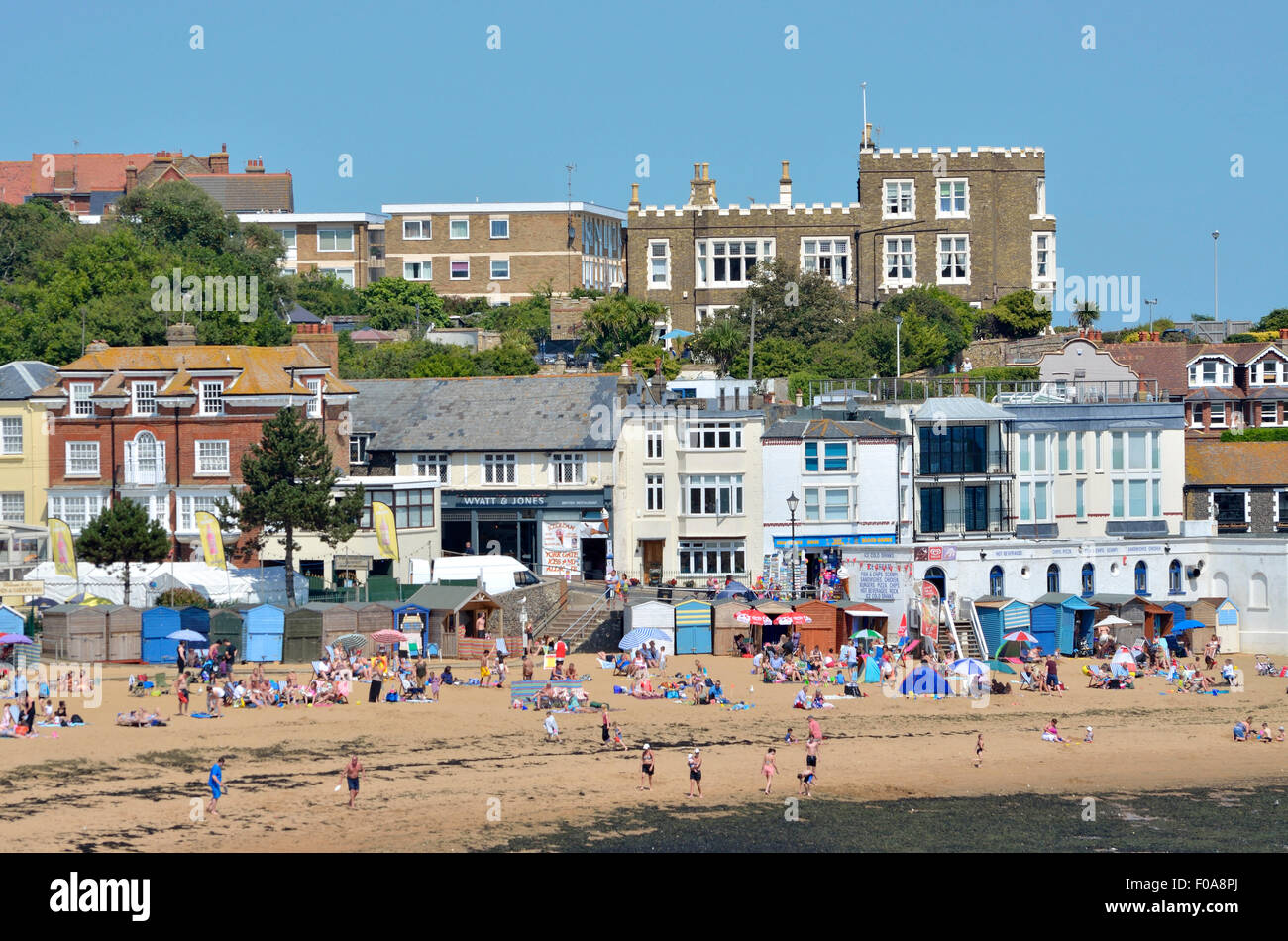 Broadstairs, Kent, England, UK. Viking Bay Beach und Bleak House Schloss (Hotel / Dickens Museum) auf dem Hügel Stockfoto