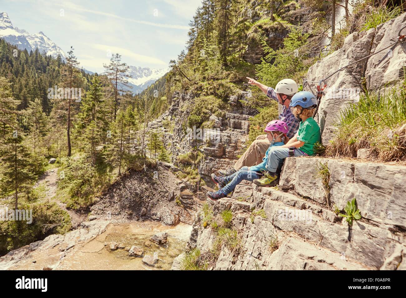 Vater und Kinder genießen die Aussicht auf Hügel, Ehrwald, Tirol, Österreich Stockfoto