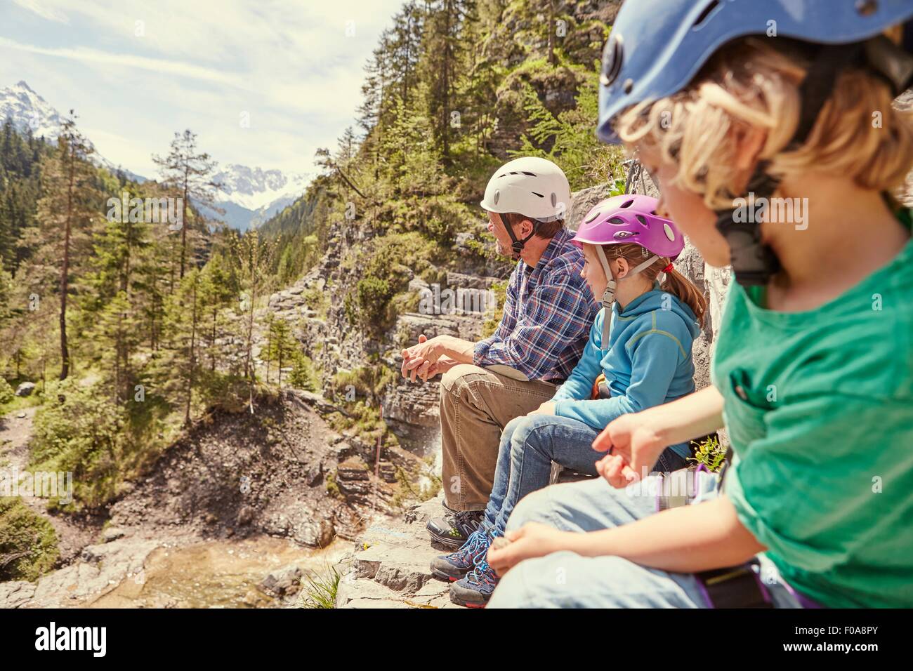 Vater und Kinder genießen die Aussicht auf Hügel, Ehrwald, Tirol, Österreich Stockfoto