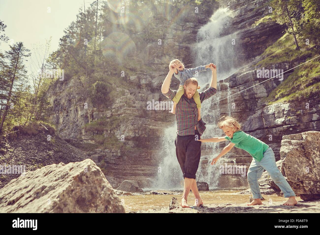 Zwei-Generationen-Familie Spaß mit Wasserfall, Ehrwald, Tirol, Österreich Stockfoto